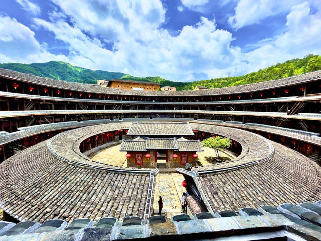 Budova Tulou Zhencheng ve vesnici Hongkeng v okresu Yongding ve městě Longyan v provincii Fujian na východě Číny je známá jako „princ mezi Tulou lidí Hakka“. Je to jeden z Tulou zapsaných na seznam světového dědictví UNESCO v roce 2008. [Fotografie: Hu Meidong / Deník China Daily]