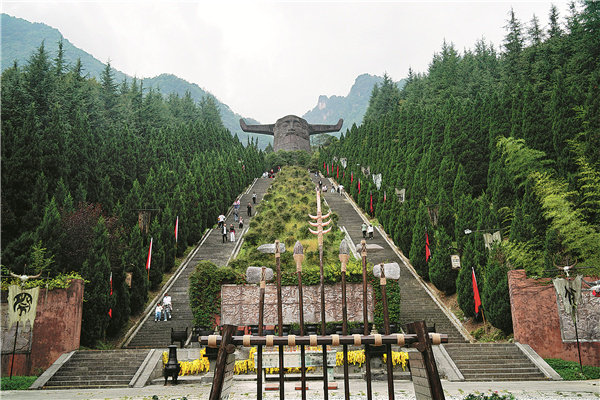 Na snímku je Shennongův (Šen-nung) oltář s kamennými schody vedoucími k 21 metrů vysoké kamenné soše hlavy císaře Yana (Shennong). [Fotografie: Xu Lin / deník China Daily]