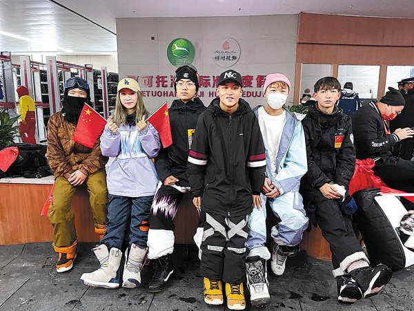 Padání na zem je součástí každodenního života snowboardistů. [Fotografie: Xing Wen / deník China Daily]