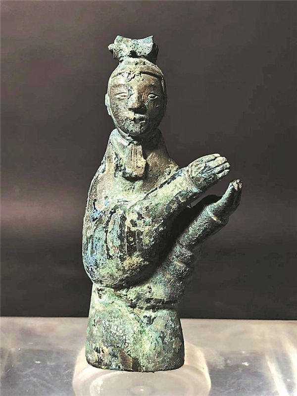 Bronzová figura patří mezi předměty objevené loni v hrobce západně od mauzolea císaře Qinshihuanga, prvního císaře sjednocené Číny, ve městě Xi'an v provincii Shaanxi. [Fotografii poskytl deník China Daily.]