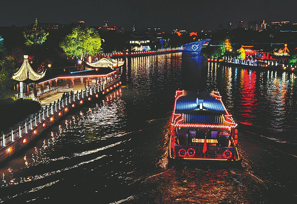 Noční scéna kanálu v Suzhou v čínské provincii Jiangsu (Ťiang-su). Fotografie: deník China Daily