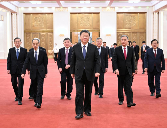 Generální tajemník ÚV KS Číny, také čínský prezident a předseda centrální vojenské komise, Xi Jinping (uprostřed), se zúčastnil každoročního shromáždění s nečleny KS Číny ve Velkém sále lidu v Pekingu u příležitosti čínského Nového roku dne 29. ledna 2022. Fotografie: tisková agentura Nová Čína / Xinhua