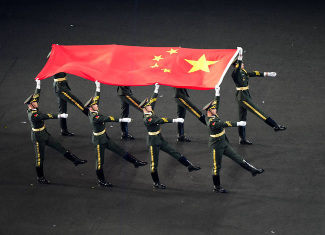 Foto 2. Státní vlajka Čínské lidové republiky vstupuje na stadion