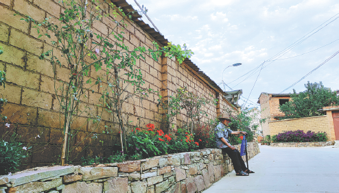 Vesničanka odpočívá u silnice ve vesnici Yanta (Jen-tcha) s bohatými přírodními a lidovými zdroji, která byla v loňském roce zapsána na seznam 250 krásných vesnic pro volný čas v Číně. Tyto vesnice nabízejí návštěvníkům různorodé cestovní zkušenosti. Fotografie: deník China Daily