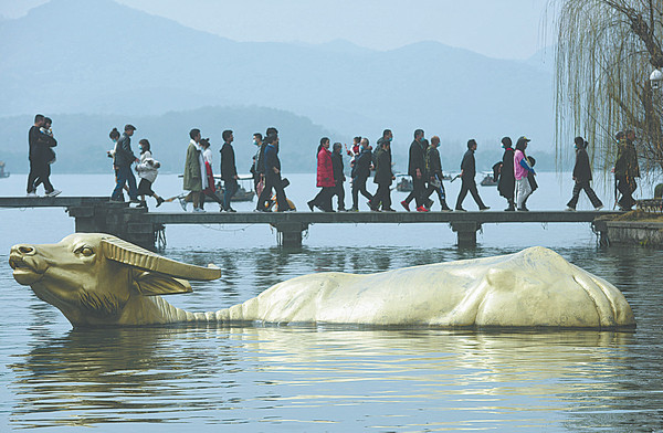 Západní jezero (Xihu/Si-chu) ve městě Hangzhou (Chang-čou) v provincii Zhejiang (Če-ťiang) patří po celý rok k oblíbeným turistickým atrakcím v Číně. Fotografie: Long Wei (Lung Wej) / deník China Daily