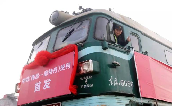 Snímek 3: 24. listopadu 2015 se první čínsko-evropský nákladní vlak z provincie Jiangxi chystá k odjezdu se strojvedoucím panem Li Jianem