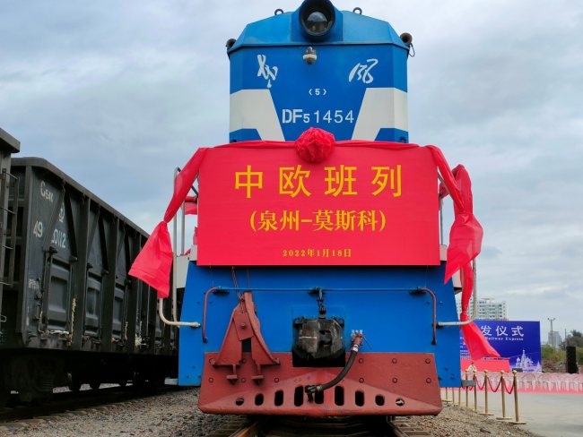 Snímek 10: První vlak ČNE z Quanzhou, výchozího bodu „Námořní Hedvábné stezky“ / foto Lin Tao