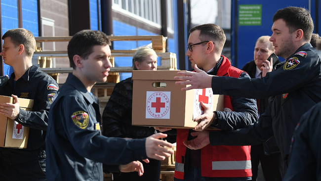 Snímek: Dobrovolníci a policisté organizují nakládání humanitární pomoci pro evakuované osoby z Doněcka a Luhanska na Donskojské státní technické univerzitě v Rostově na Donu, Rusko; 22. února 2022. /VCG