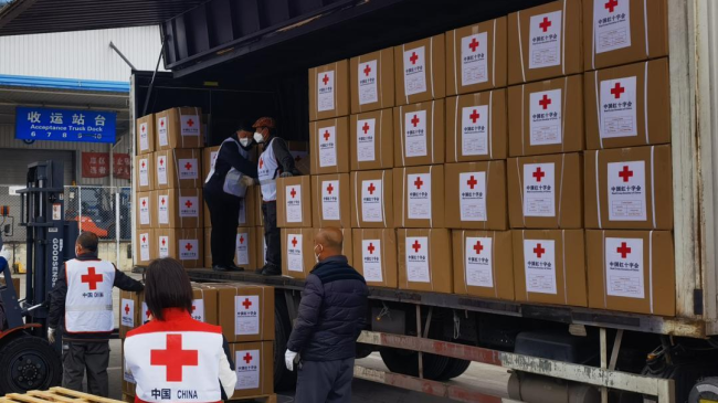 Snímek: Čínská společnost Červeného kříže posílá na Ukrajinu náklad nouzové humanitární pomoci z Pekingu, Čína; 14. března 2022. / Čínská společnost Červeného kříže