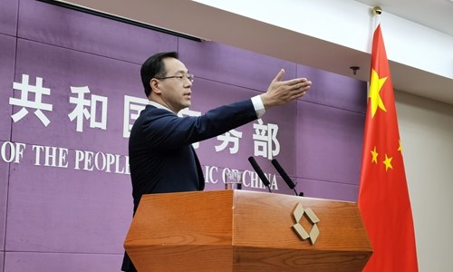 Gao Feng, mluvčí čínského Ministerstva obchodu, vyzývá reportéry na úterním tiskovém briefingu v Pekingu, aby kladli otázky. Photo: Wang Cong/GT