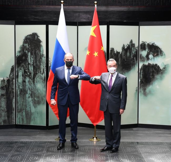Čínský státní rada a ministr zahraničí Wang Yi vede rozhovory s ruským ministrem zahraničí Sergejem Lavrovem v Tunxi, ve východočínské provincii Anhui, 30. března 2022. [Photo/Xinhua]