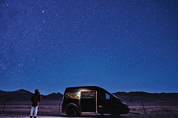 Liu Hongjia obdivuje hvězdnou noční oblohu v prefektuře Ngari v Tibetské autonomní oblasti Xizang v roce 2020. [Fotografii poskytl deník China Daily.]