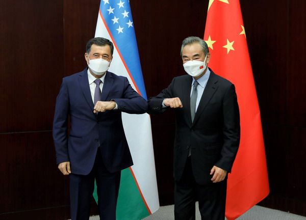 Snímek: Člen Státní rady a ministr zahraničí Číny Wang Yi (vpravo) se setkal s úřadujícím ministrem zahraničí Uzbekistánu Vladimirem Norovem v Nur-Sultanu v Kazachstánu; 7. června 2022. / Čínské ministerstvo zahraničí