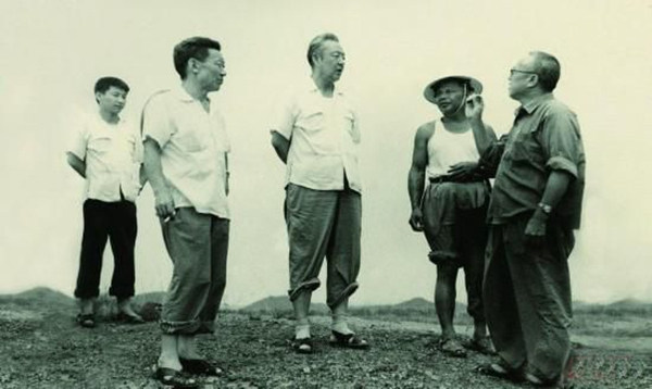 V srpnu 1978 Xi Zhongxun (3. vlevo) vedl inspekci na venkově v Huiyangu v provincii Guangdong. Xi Jinping (1. vlevo) se také zúčastnil inspekce se svým otcem na sociální praxi při příležitosti letních prázdnin.