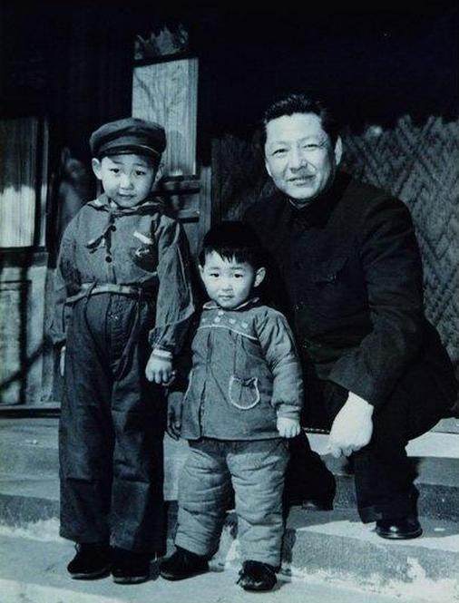 Xi Zhongxun, jeho syn Xi Jinping a Xi Yuanping (Si Jüan-pching) byli spolu v roce 1958