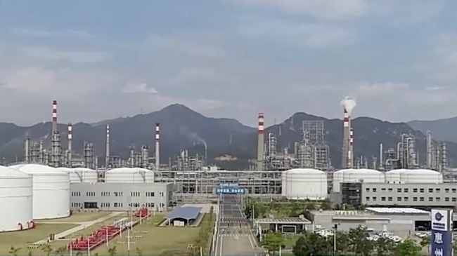 Snímek: První čínská chytrá ropná rafinérie s dvoufrekvenčním průmyslovým internetem 5G+ funguje ve městě Huizhou (Chuej-čou) v jihočínské provincii Guangdong (Kuang-tung); 21. června 2022. / CMG