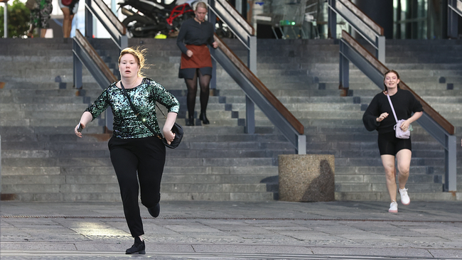 Homoj forkuras el magazeno ricevinte raporton pri pafado, Kopenhago, Danio, la 3-an de julio, 2022./CFP