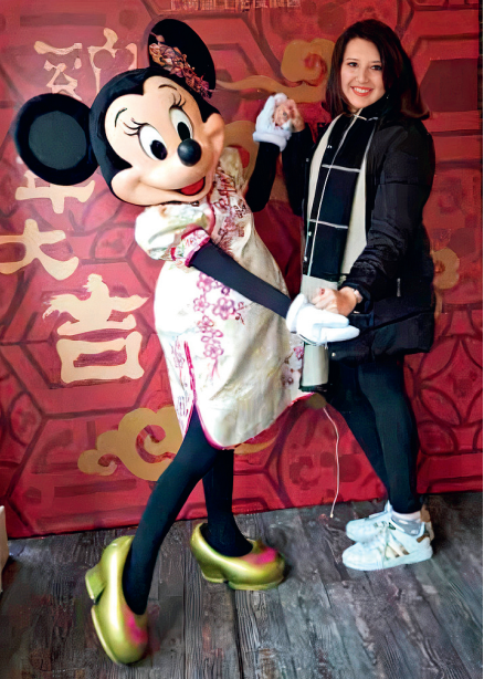 María Osterloh Mejía en photo avec Minnie au Parc Disneyland de Shanghai pendant le Nouvel An chinois 2017