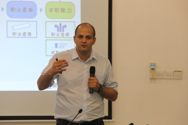 Nasser Bouchiba donne un cours sur l’orientation professionnelle aux jeunes Chinois. (Photo fournie par Nasser Bouchiba) 