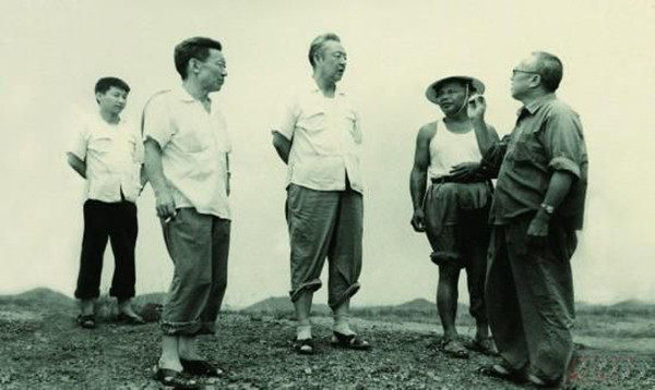 Foto: Xi Zhongxun (Dritter von links) inspizierte im August 1978 die ländliche Region der Stadt Huiyang in der Provinz Guangdong. Xi Jinping (erster von links) nutzte seinen Sommerurlaub, um an sozialen Übungsaktivitäten teilzunehmen und begleitete seinen Vater aufs Land.