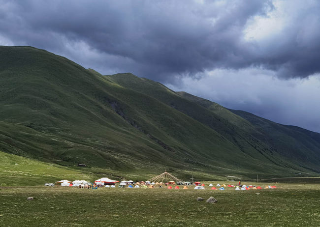 Θιβετιανοί φτιάχνουν σκηνές για λίγο χρόνο αναψυχής στο λιβάδι Λονγκντένγκ του Νταγού στις 25 Ιουλίου.