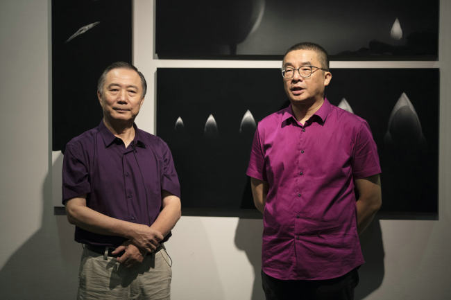 Ο Χουάνγκ Τσενγκτζιάνγκ (αριστερά) με τον Σου Νταν, υποδιευθυντή του Μουσείου Τέχνης του Πανεπιστημίου Τσινγκχουά.