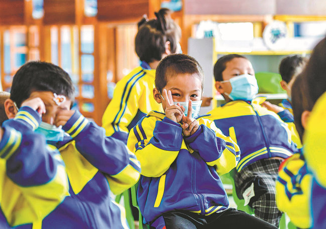 Παιδιά παίζουν σε ένα νηπιαγωγείο στο Χοτάν του Σιντζιάνγκ. [CHINA NEWS SERVICE]