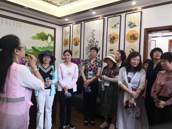 Επίσκεψη στο χωριό Μπουλάο, γνωστό ως το πιο όμορφο χωριό της Κίνας, κοντά στην πόλη Ναντζίνγκ, στην επαρχία Τζιανγκσού της Ανατολικής Κίνας (φωτογραφία από τις 5 Σεπτεμβρίου 2020 - Jiangsu Women's Federation)