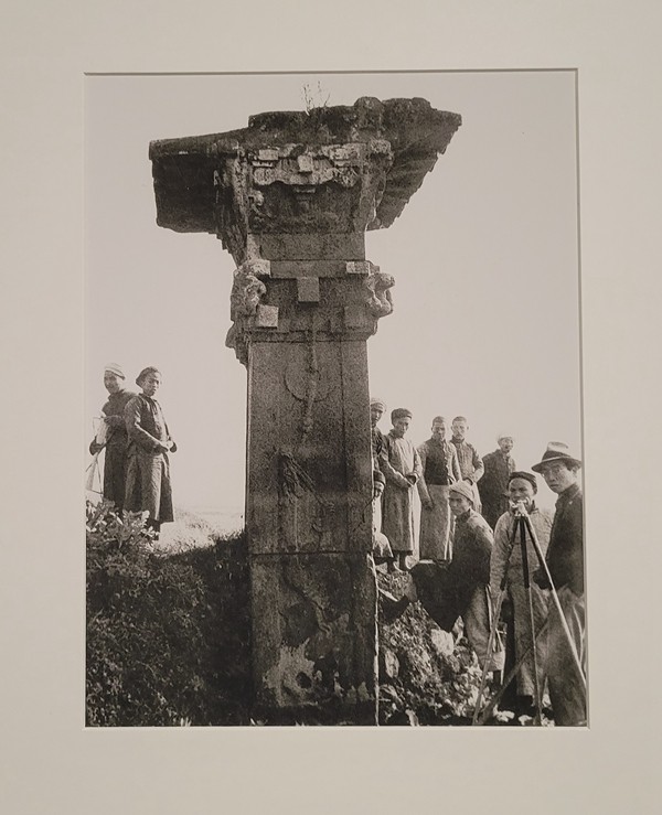 Ο Λιανγκ Σιτσένγκ (πρώτος στα δεξιά) στην έρευνα που έκανε σε ανώνυμα κτίσματα κοντά στην γέφυρα Λανσούι της κομητείας Τσου στο Σιτσουάν το 1939, σε φωτογραφία από την Συλλογή της Ένωσης Κινεζικής Αρχιτεκτονικής, που παρουσιάζεται στην Έκθεση για τα 120 χρόνια από την γέννηση του Λιανγκ Σιτσένγκ, 4 Σεπτεμβρίου 2021 (Φωτογραφία: Εύα Παπαζή)