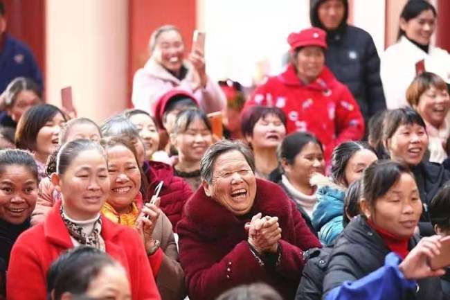 Στην φωτογραφία, περισσότεροι από 300 κάτοικοι του Σαγκάνγκ, ένα χωριό κοντά στην Ναντσάνγκ, μαζί με πολλούς κατοίκους από τα γειτονικά χωριά, συγκεντρώθηκαν στις 27 Δεκεμβρίου 2019, για να συμμετάσχουν σε μια δραστηριότητα που έγινε στο Σαγκάνγκ ώστε να κατανοήσουν οι κάτοικοι της περιοχής καλύτερα τους νόμους.