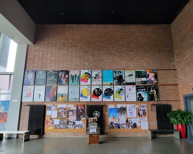 Φωτογραφία από τον πολυπολιτιστικό χώρο Inside-Out της περιοχής Χαϊντιέν – που είναι ένας από τους 30 χώρους όπου παρουσιάζονται οι ταινίες του 11ου Διεθνούς Φεστιβάλ Κινηματογράφου του Πεκίνου.