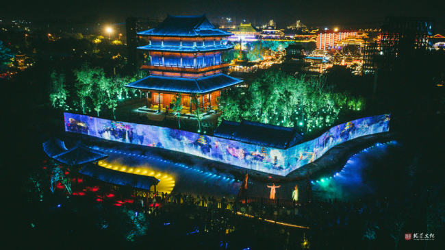 Μια συναρπαστική υπαίθρια παράσταση, ανέβηκε κατά τη διάρκεια των διακοπών για την Εθνική Ημέρα της Κίνας στην πόλη Γιαντσένγκ της επαρχίας Τζιανγκσού. [Η φωτογραφία παρέχεται στην China Daily]