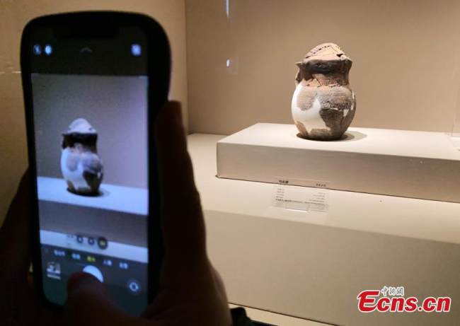 Οι επισκέπτες φωτογραφίζουν τα εκθέματα στο Μουσείο των Ερειπίων Λατζιά, στην κομητεία Μινχέ της επαρχίας Τσινγκχάι της βορειοδυτικής Κίνας, 17 Οκτωβρίου. (Φωτογραφία / China News Service)