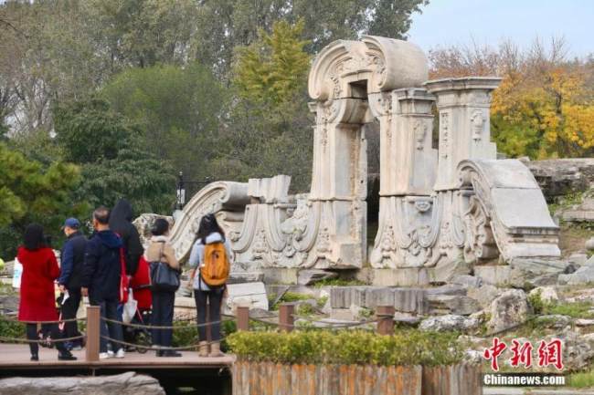 Τουρίστες επισκέπτονται την περιοχή Ντασουιφά (την τοποθεσία του σιντριβανιού) στο Πάρκο Ερειπίων Γιουενμινγκγιουέν, στο Πεκίνο, 18 Οκτωβρίου 2021. (Φωτογραφία: China News Service)