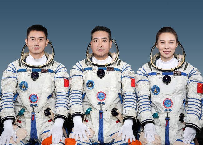 Το πλήρωμα του διαστημόπλοιου Shenzhou XIII – Τζάι Τζιγκάνγκ (κέντρο ) Γουάνγκ Γιαπίνγκ (δεξιά) και Γε Γκουανγκφού (αριστερά) [Η φωτογραφία από το China Plus]
