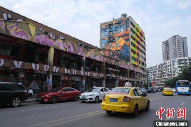 Ο δρόμος που αφιερώνεται ειδικά στην τέχνη του γκράφιτι στην περιοχή Χουανγκτζουεπίνγκ της πόλης Τσονγκτσίνγκ της νοτιοδυτικής Κίνας, άνοιξε για το κοινό μετά από ανακαίνιση. (Φωτογραφία: China News Service)