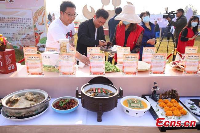 Καταπληκτικά εδέσματα προσελκύουν επισκέπτες στο 7ο Φεστιβάλ φρέσκου φαγητού κατευθείαν από την λίμνη στην περιοχή Τζιν-ταν της πόλης Τσανγκτζόου, στην επαρχία Τζιανγκσού της ανατολικής Κίνας, 30 Οκτωβρίου 2021. (Φωτογραφία: China News Service)
