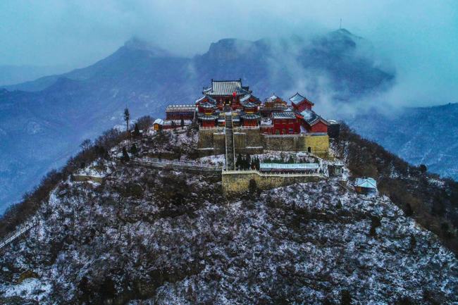 Το γραφικό σημείο του βουνού Γιουν-τάι στο Τζιαοζουό, στην επαρχία Χενάν της κεντρικής Κίνας έλαμψε με την πρώτη χιονόπτωση της σεζόν, παρουσιάζοντας υπέροχες σκηνές τόσο λαμπερές όσο μια ζωγραφιά. (Φωτογραφία/Wu Peimeng)