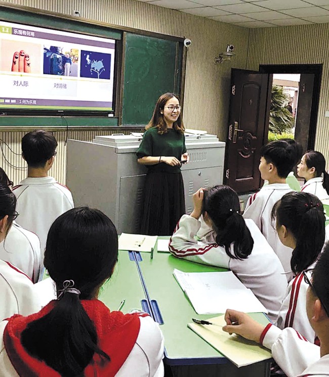 Η Σουν Φανγκ, καθηγήτρια ψυχολογίας και σύμβουλος σε ένα λύκειο στην επαρχία Χουμπέι, δίνει μια διάλεξη. [Η φωτογραφία παρέχεται στην China Daily]