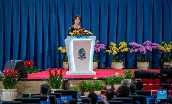 Η «πριγκίπισσα των καστόρων» από το Σιντζιάνγκ, Τσου Γουέν-Γουέν, μιλάει για τις προσπάθειες οικολογικής προστασίας που κάνει η νέα γενιά Κινέζων κατά τη διάρκεια της τελετής έναρξης της 15ης συνεδρίασης της Διάσκεψης των Μερών της Σύμβασης των Ηνωμένων Εθνών για τη Βιολογική Ποικιλότητα (COP15) στο Κουνμίνγκ, στην επαρχία Γιουνάν της νοτιοδυτικής Κίνας, στις 11 Οκτωβρίου 2021. [φωτογραφία/Xinhua]