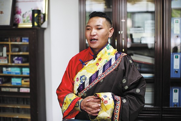 Ο παραμυθάς Σιθάρ Ντόρχε τραγουδά και αφηγείται το έπος του βασιλιά Γκεσάρ στο Πανεπιστήμιο του Θιβέτ στη Λάσα. Το επικό αριστούργημα χαιρετίζεται ως μια εγκυκλοπαίδεια της αρχαίας θιβετιανής κοινωνίας. [Η φωτογραφία παρέχεται στην China Daily]