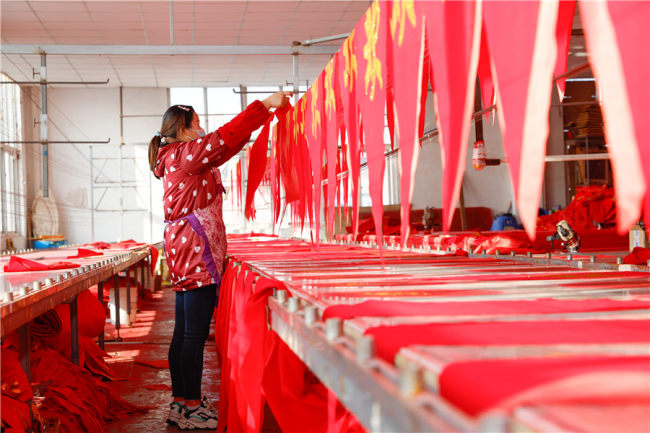Φτιάχνοντας ένα φανάρι σε ένα εργοστάσιο στο στο Χεφέι, στην επαρχία Ανχούι της Ανατολικής Κίνας, στις 15 Δεκεμβρίου 2021. [Photo / IC]