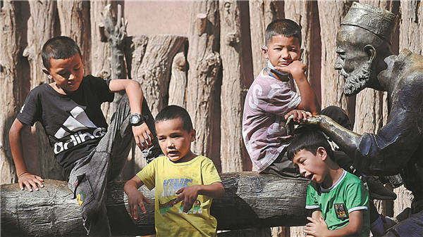 Τα παιδιά απολαμβάνουν υπαίθρια παιχνίδια στην αρχαία πόλη. [Φωτογραφία/China Daily]