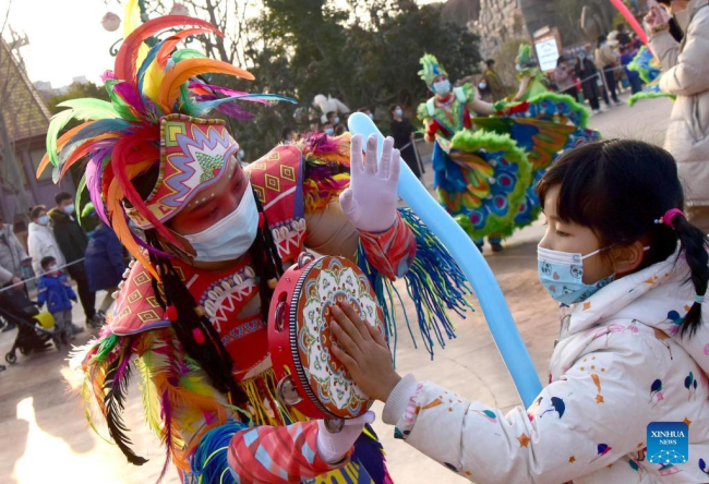 Παιδιά αλληλεπιδρούν με καλλιτέχνες σε ένα πάρκο με θέμα τα ζώα στο Τζενγκτζόου, στην επαρχία Χενάν της κεντρικής Κίνας, 2 Ιανουαρίου 2022. (Xinhua/Zhu Xiang)