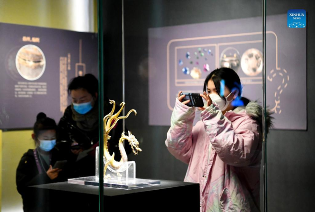 Οι τουρίστες επισκέπτονται το Μουσείο Χενάν την τρίτη ημέρα των διακοπών της Πρωτοχρονιάς στο Τζενγκτζόου, στην επαρχία Χενάν της κεντρικής Κίνας, 3 Ιανουαρίου 2022. (Xinhua/Hao Yuan)