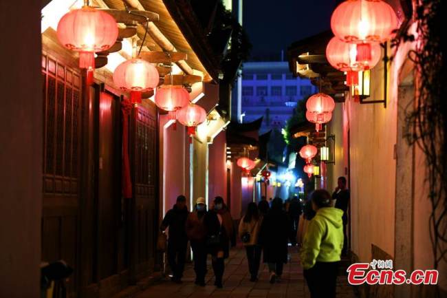 Εορταστικά φανάρια φωτίζουν την οδό Νανχόου στο Φουτζόου, πρωτεύουσα της επαρχίας Φουτζιέν στις 8 Ιανουαρίου 2022. (Φωτογραφία: China News Service)