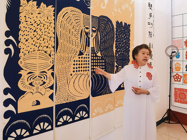 Η Τζι Γιουλάν, συνεχίζει την άυλη κληρονομιά της τέχνης της χαρτοκοπτικής στην αυτόνομη περιοχή Σιντζιάνγκ Ουιγκούρ της βορειοδυτικής Κίνας. [Για το chinadaily.com.cn]