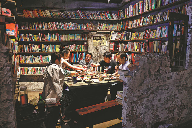 Χότποτ σε ένα εστιατόριο διακοσμημένο σαν βιβλιοπωλείο στο Γιουτζόνγκ.