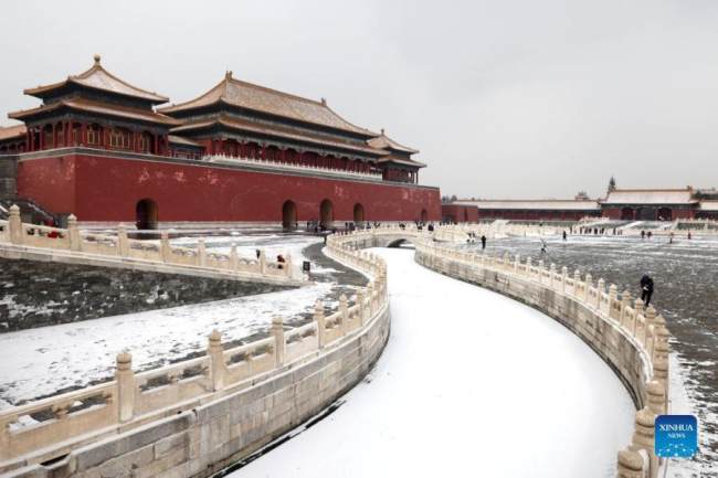 Τουρίστες απολαμβάνουν το χιονισμένο τοπίο στην Απαγορευμένη Πόλη, στο Πεκίνο 20 Ιανουαρίου 2022. 
