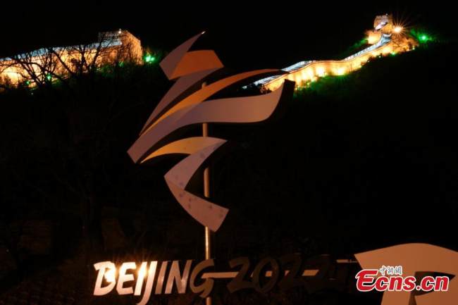 Λογότυπα των Χειμερινών Ολυμπιακών Αγώνων του Πεκίνου 2022 στους πρόποδες του φωτισμένου τμήματος Μπανταλίνγκ του Σινικού Τείχους στο Πεκίνο, 8 Φεβρουαρίου 2022. (Φωτογραφία/Πρακτορεία)